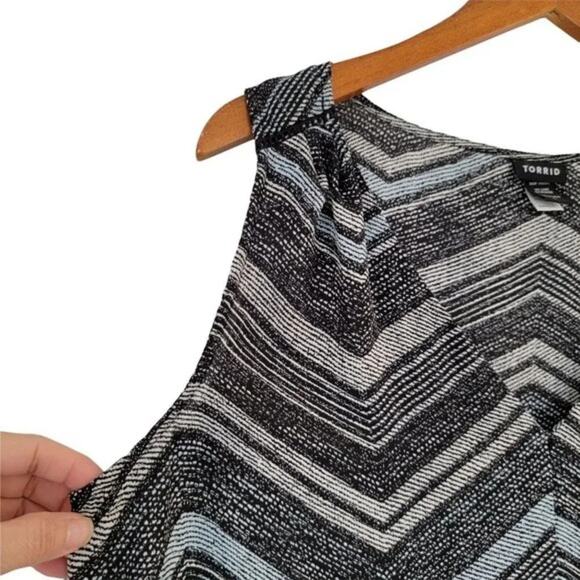 Torrid Sleeveless Blouse Chevron Printed Womens Size L Black White V Neck - Picture 4 of 10